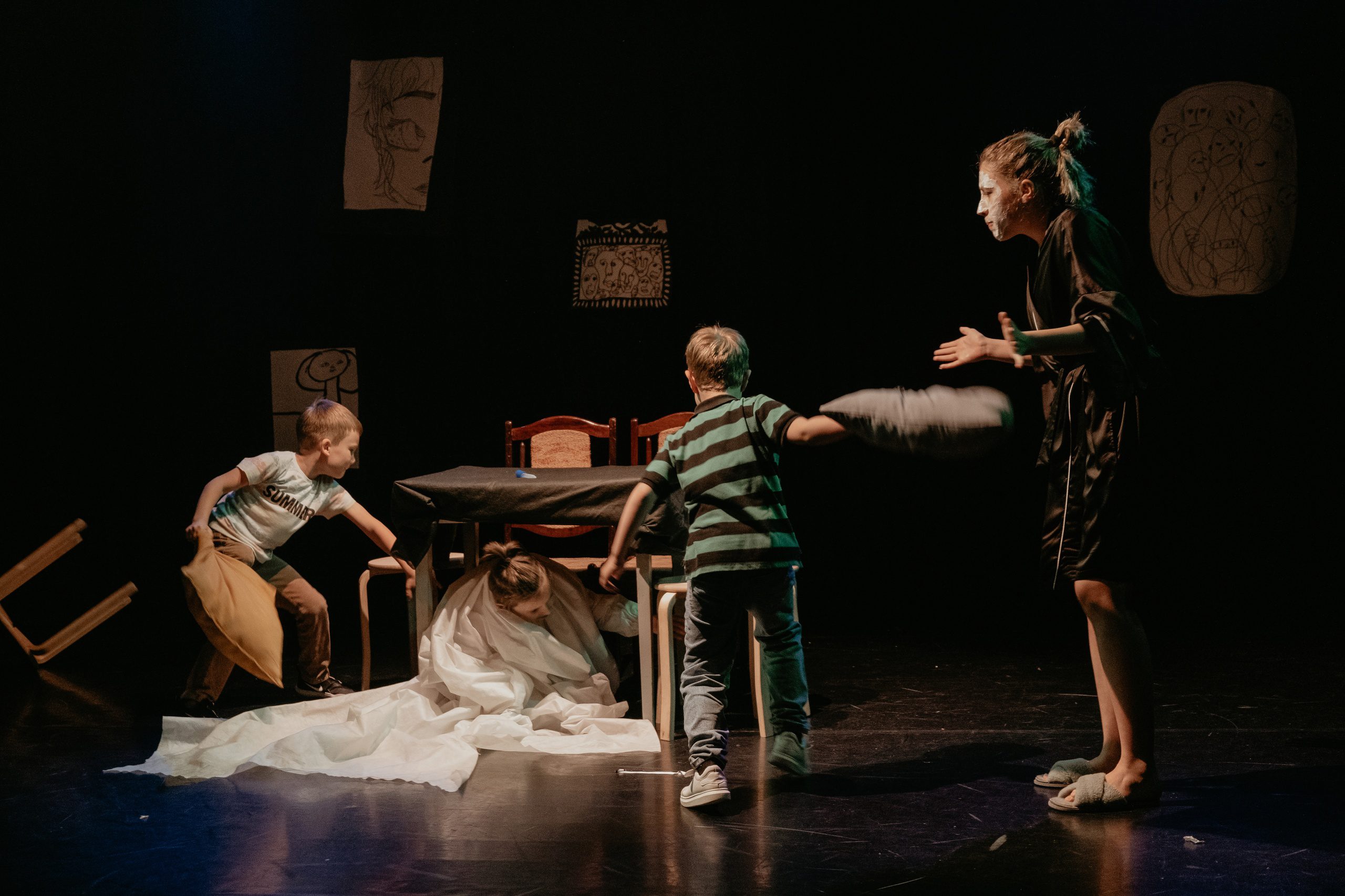 В театральной студии разыгрывают сцену сердитая мама и дети