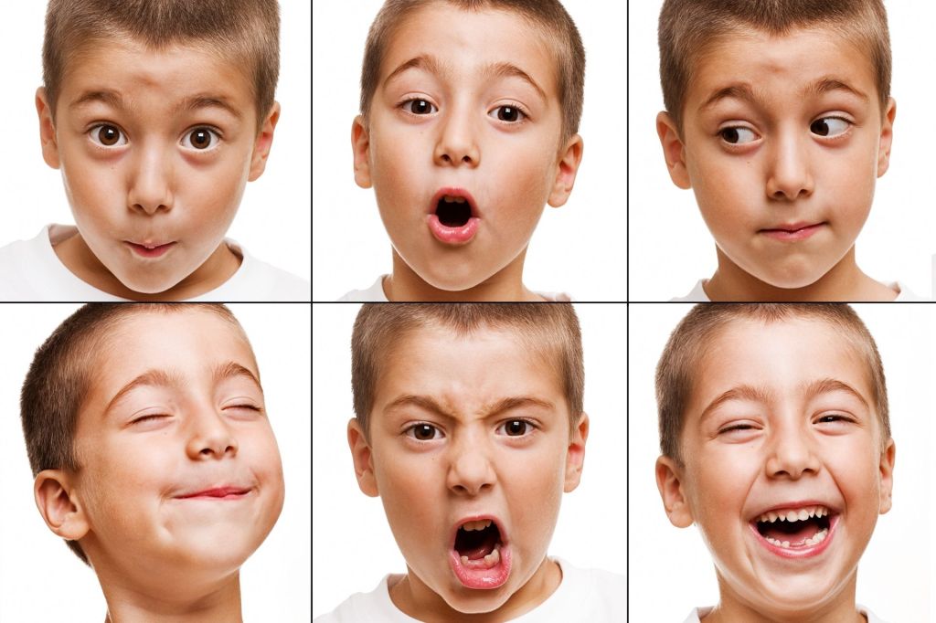 Разные выражения лиц мальчика, изображающие эмоции