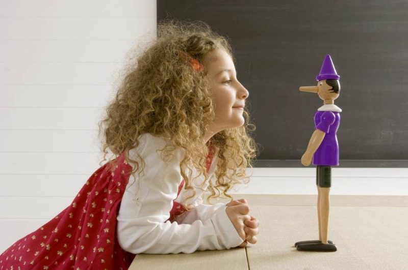 маленькая девочка смотрит на Пиноккио