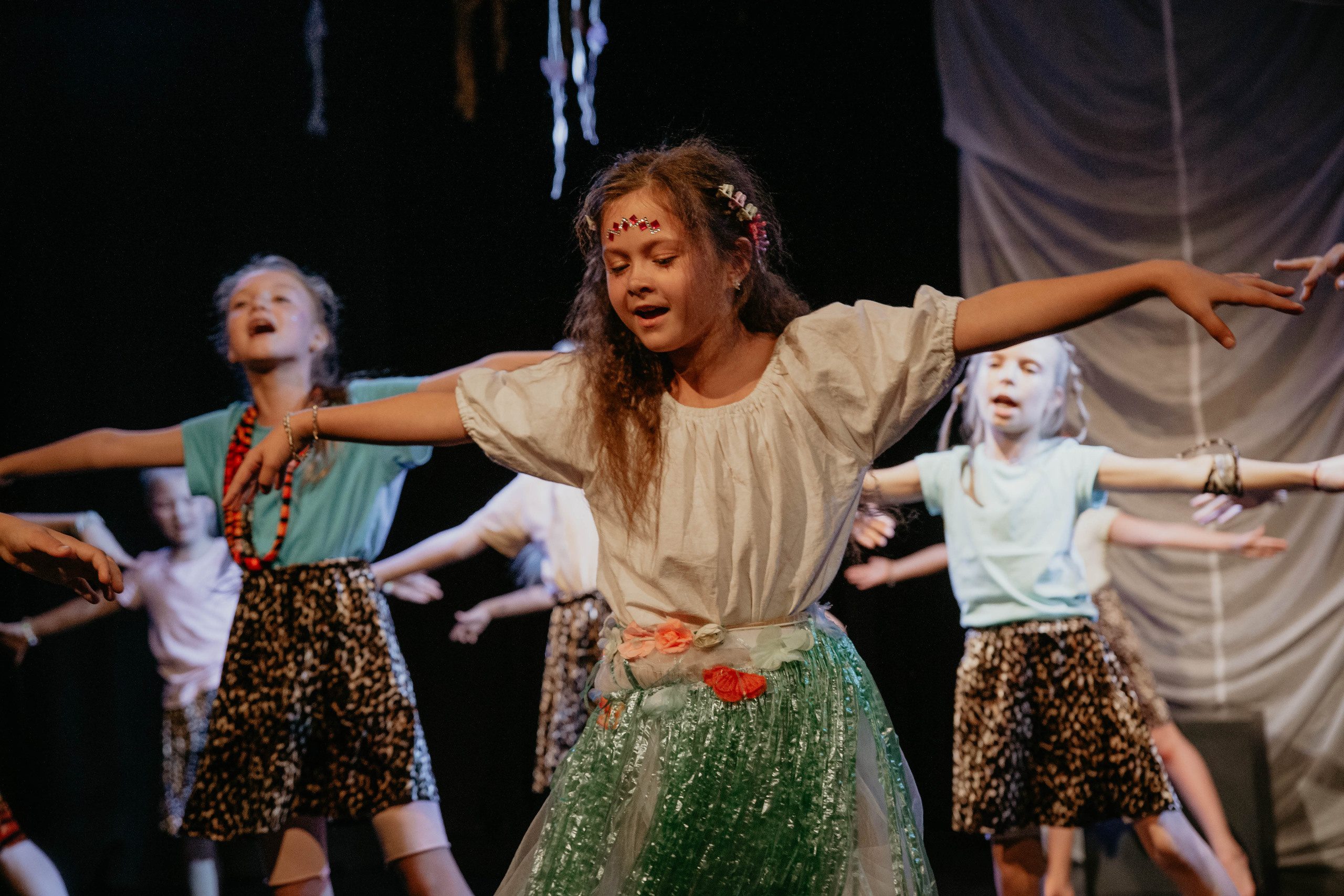 Девочки лет 9 учатся танцевать на сцене сложные танцы