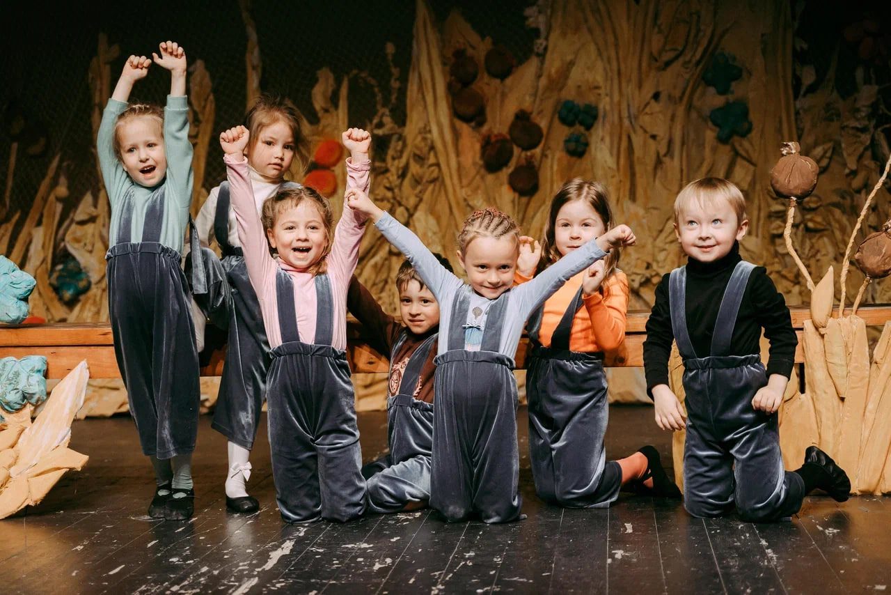 Группа детей до 8 лет делает свои первые шаги на пути к актерству на сцене театра