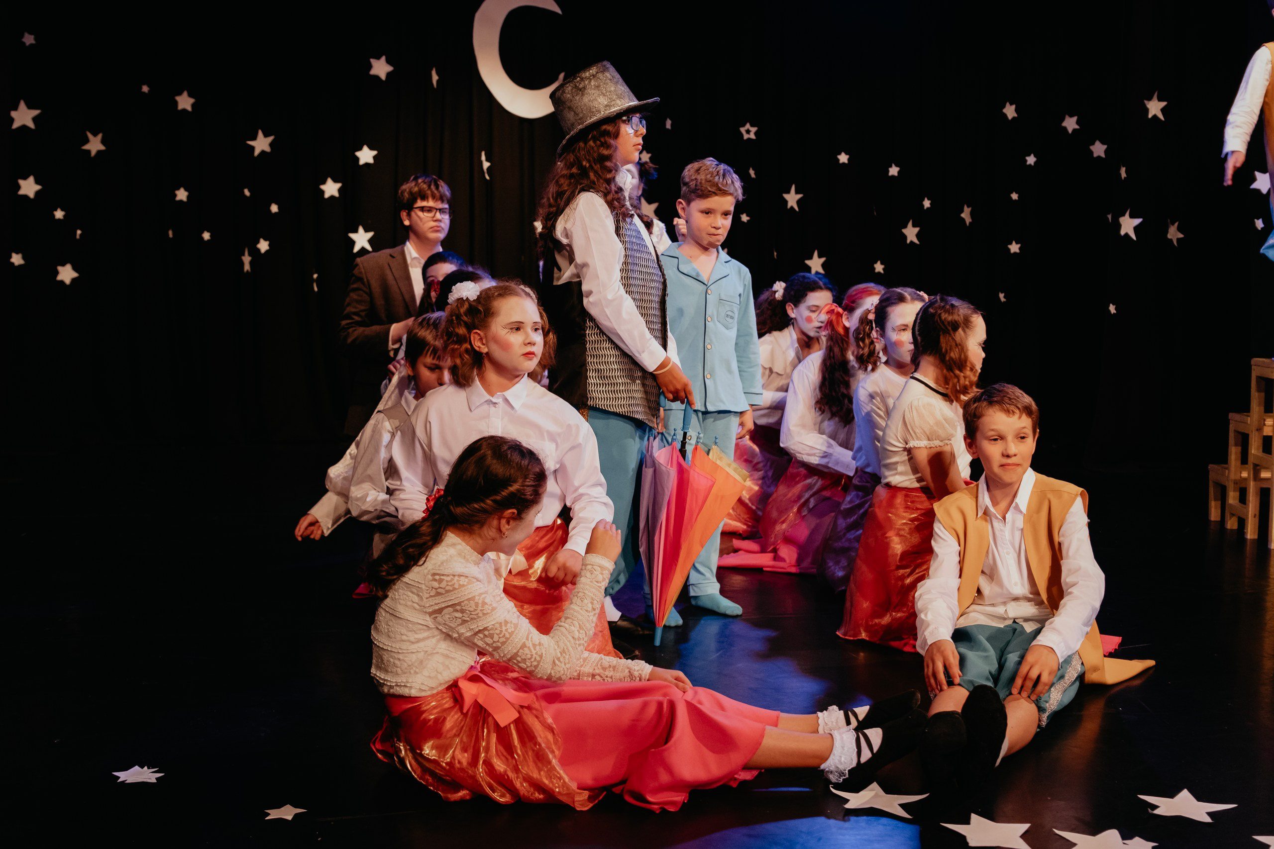 Дети младших курсов театральной студии показывают номер на сцене